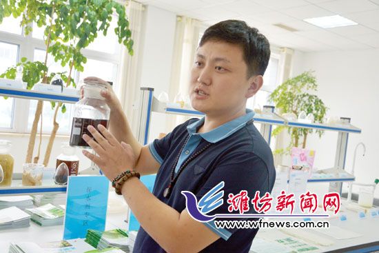 王曉凱正在介紹“旱地寶”的優(yōu)勢。